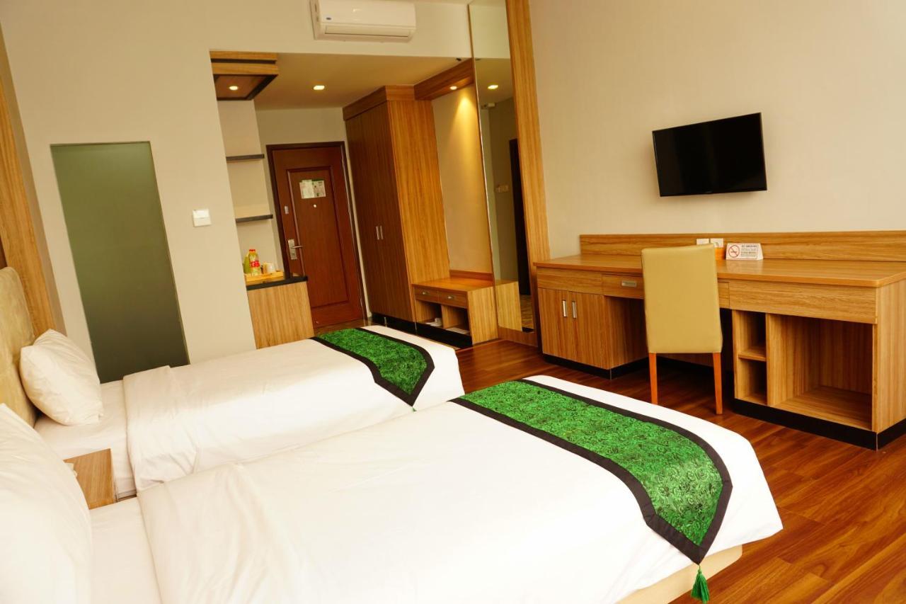 Airish Hotel Palembang Exterior foto